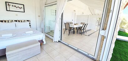 Bungalow White Apartments and Suites