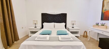 Bungalow White Apartments and Suites