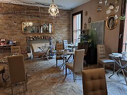 051 Room & Breakfast