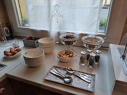 051 Room & Breakfast