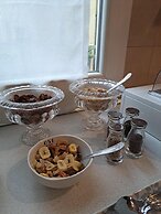 051 Room & Breakfast