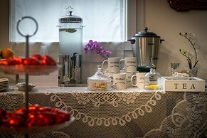 051 Room & Breakfast