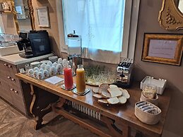 051 Room & Breakfast