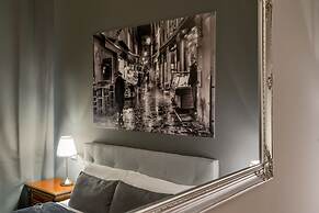 051 Room & Breakfast