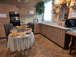 051 Room & Breakfast