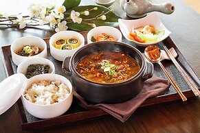 Hanok stay NAMWONYECHON by Kensington