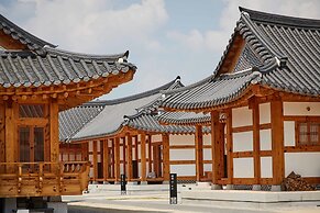 Hanok stay NAMWONYECHON by Kensington