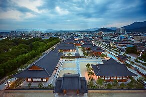 Hanok stay NAMWONYECHON by Kensington