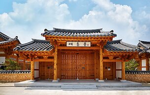 Hanok stay NAMWONYECHON by Kensington