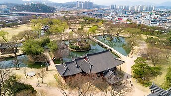 Hanok stay NAMWONYECHON by Kensington
