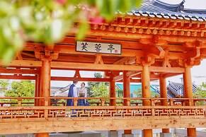 Hanok stay NAMWONYECHON by Kensington