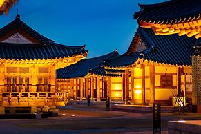 Hanok stay NAMWONYECHON by Kensington