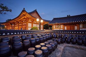 Hanok stay NAMWONYECHON by Kensington