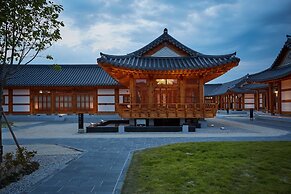 Hanok stay NAMWONYECHON by Kensington