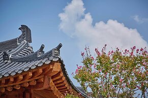 Hanok stay NAMWONYECHON by Kensington
