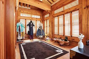 Hanok stay NAMWONYECHON by Kensington