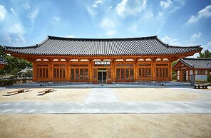 Hanok stay NAMWONYECHON by Kensington