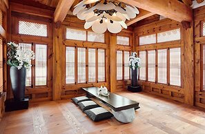 Hanok stay NAMWONYECHON by Kensington