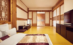 Hanok stay NAMWONYECHON by Kensington