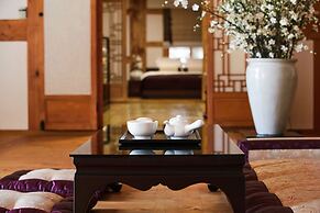 Hanok stay NAMWONYECHON by Kensington