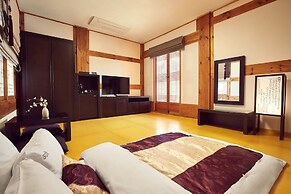 Hanok stay NAMWONYECHON by Kensington