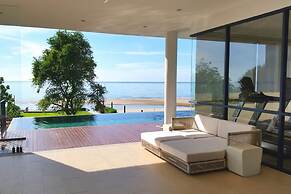 Baan Thew Talay Blue Sapphire