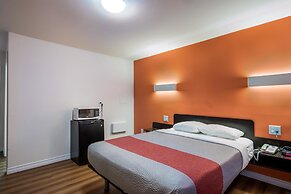 Motel 6 Sudbury, ON