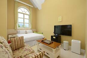 Dancing Butterfly Slide Family Inn