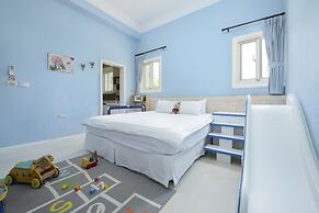 Dancing Butterfly Slide Family Inn