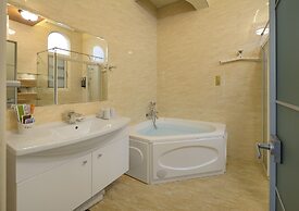 Dancing Butterfly Slide Family Inn