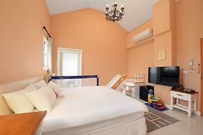 Dancing Butterfly Slide Family Inn