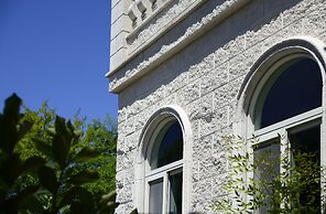 Dancing Butterfly Slide Family Inn