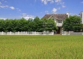 Dancing Butterfly Slide Family Inn