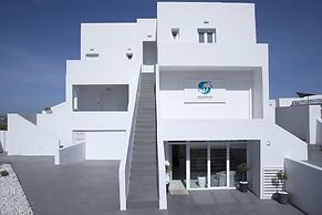 May Seven Suites - Adults Only