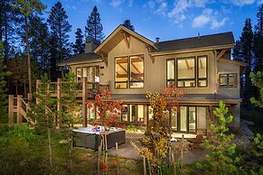 Sunrise Ski Haus 4 Bedroom Home by RedAwning