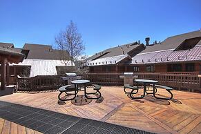 Tyra Chalet 336 - Ski-In/Ski-Out by RedAwning