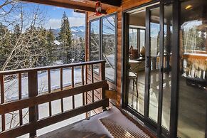 Tyra Chalet 336 - Ski-In/Ski-Out by RedAwning