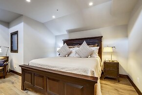 Tyra Chalet 336 - Ski-In/Ski-Out by RedAwning