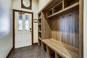 Tyra Chalet 336 - Ski-In/Ski-Out by RedAwning