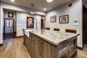 Tyra Chalet 336 - Ski-In/Ski-Out by RedAwning