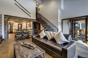 Tyra Chalet 336 - Ski-In/Ski-Out by RedAwning