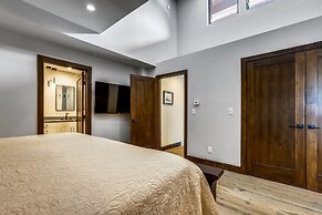 Tyra Chalet 336 - Ski-In/Ski-Out by RedAwning