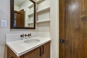 Tyra Chalet 336 - Ski-In/Ski-Out by RedAwning