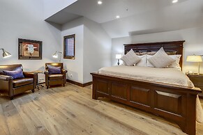 Tyra Chalet 336 - Ski-In/Ski-Out by RedAwning