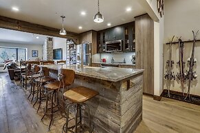 Tyra Chalet 336 - Ski-In/Ski-Out by RedAwning