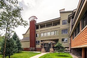 Ski Hill 32 2 Bedroom 1 Loft Condo by RedAwning