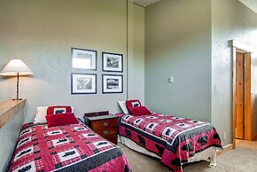 Ski Hill 32 2 Bedroom 1 Loft Condo by RedAwning