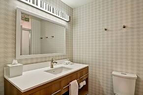 Home2 Suites by Hilton Tampa USF Near Busch Gardens