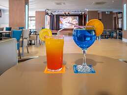 Golden Avenida Family Suites