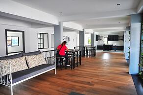 C Room at Airport by Choktawee